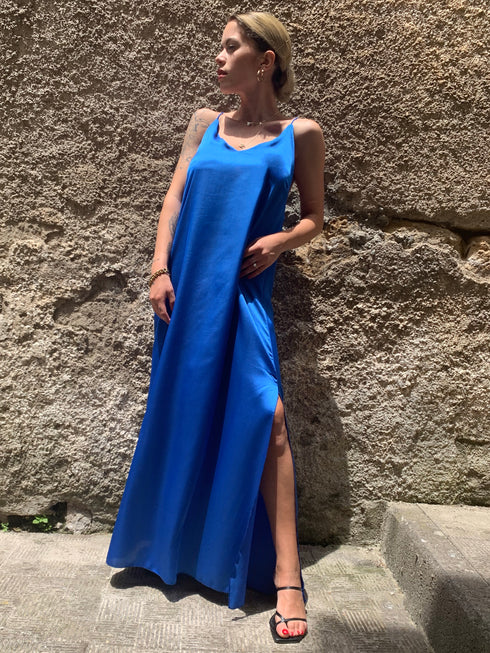 Abito con spacco scollo a V