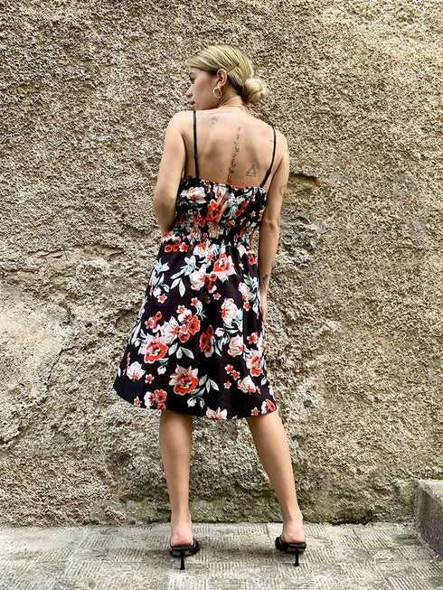 Abito floreale con arricciatura sotto al seno